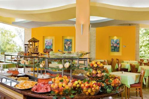 una linea a buffet con molti tipi diversi di cibo di Hotel Orhidea ad Albena