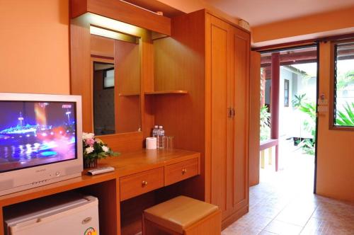 sala de estar con TV sobre una mesa de madera en Island View Bungalows, en Choeng Mon Beach