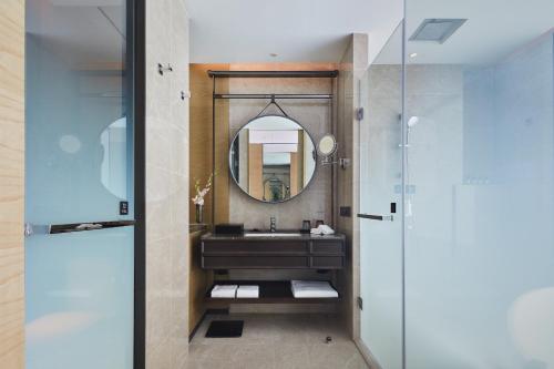 y baño con lavabo y espejo. en Pullman Shanghai Qingpu Excellence en Shanghái