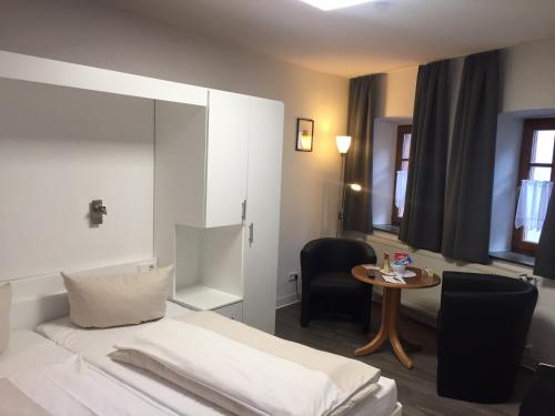 um quarto de hotel com uma cama e uma mesa em Chalet Raabe em Sankt Martin