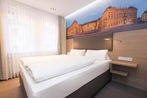Schlafzimmer mit einem Bett mit Wandgemälde in der Unterkunft City Hotel Würzburg in Würzburg