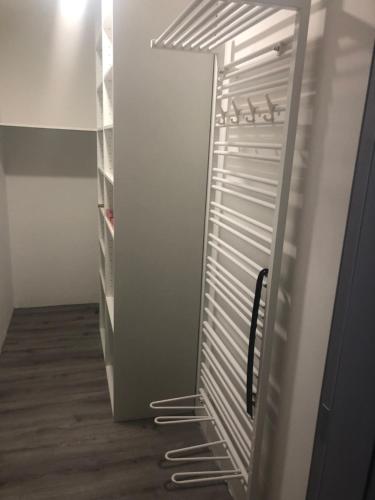 um armário com prateleiras brancas num quarto em Apartmán ROKY 6 em Rokytnice nad Jizerou