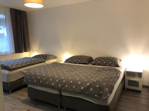 2 camas individuais num quarto com 2 candeeiros em Apartmán ROKY 6 em Rokytnice nad Jizerou