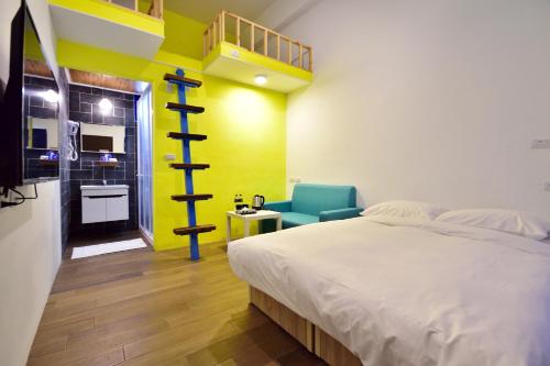 太麻里的住宿－金崙民宿-雜貨店兒子民宿，一间卧室设有一张床和黄色的墙壁