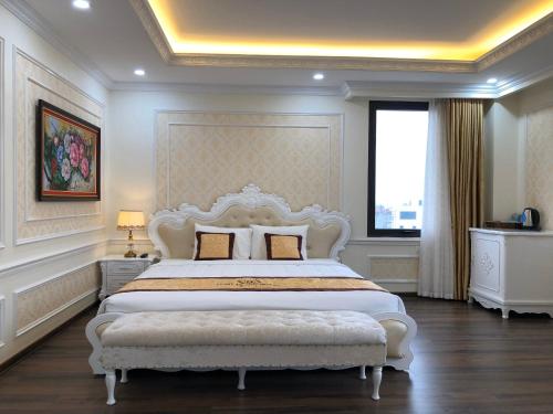 Un pat sau paturi într-o cameră la Tung Duong Hotel