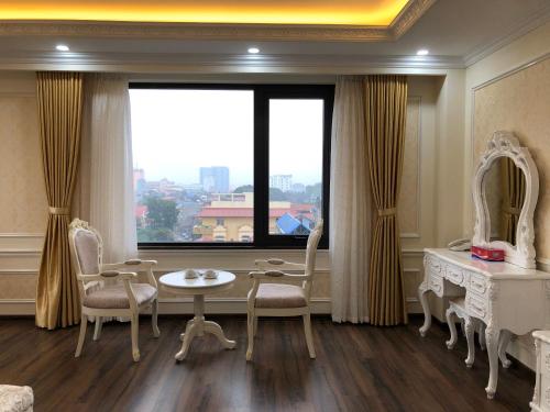 d'un salon avec une table, des chaises et une fenêtre. dans l'établissement Tung Duong Hotel, à Thái Nguyên