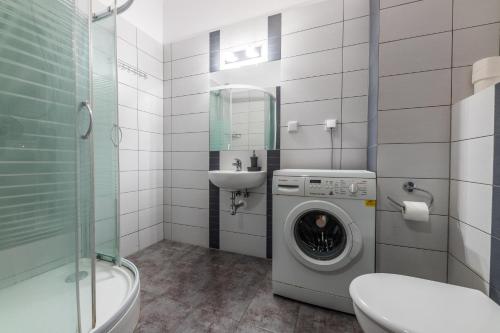 ソポトにあるVictus Apartamenty, Apartament Cadena 2のバスルーム(洗濯機、シンク付)