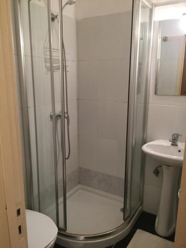 un bagno con doccia, WC e lavandino di Lira Guest House B&B a Porto