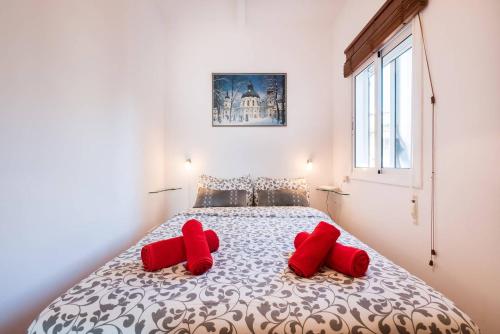 a bedroom with a bed with red pillows on it at Cover Plaza España Barcelona in Barcelona