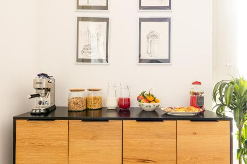 una cucina con un bancone con del cibo sopra di Villa Edera Rental Room a Santa Flavia