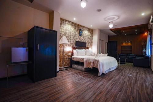 Un pat sau paturi într-o cameră la Creek Hotel