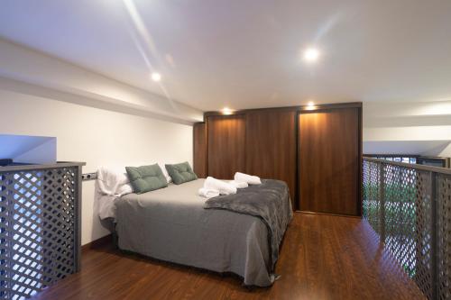 1 dormitorio con 1 cama con toallas en APARTAMENTOS PALACIO DE LOS JERÓNIMOS free parking, en Granada