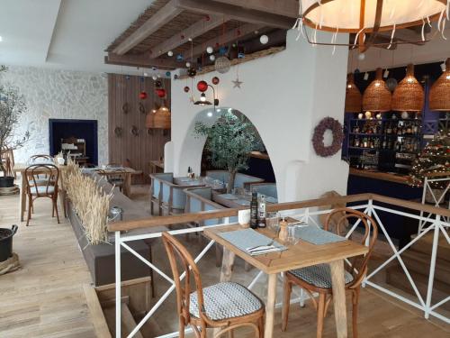 a restaurant with tables and chairs and a bar at Hotel Gott in Braşov