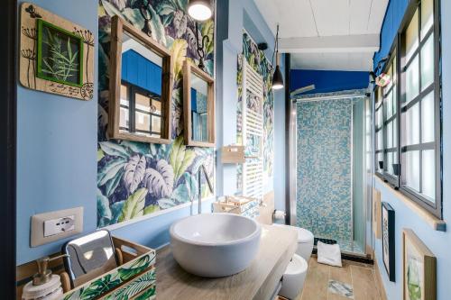 ein Badezimmer mit einem großen weißen Waschbecken auf der Theke in der Unterkunft Rome As You Feel - Torre Design Apartment in Rom