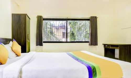 Katil atau katil-katil dalam bilik di Hotel Bestow Inn Koregaon Park Pune -Near Osho Ashram