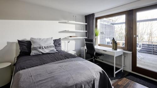Un pat sau paturi într-o cameră la criston apartments - central living P