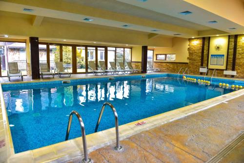 The swimming pool at or close to Hotel Bojur & Bojurland Apartment Complex