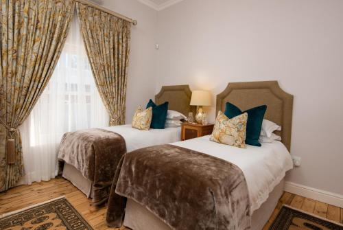 Un pat sau paturi într-o cameră la Karos Gastehuis