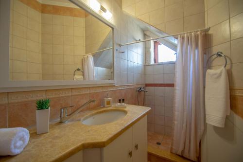 Koupelna v ubytování Kantouni House