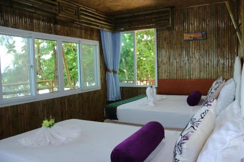 Postel nebo postele na pokoji v ubytování Ruan Mai Naiyang Beach Resort