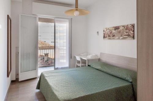 Un dormitorio con una cama y una mesa y una ventana. en Appartamento Le Barche 2, en Mestre