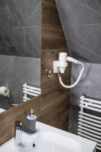 a bathroom with a sink and a mirror at Pokoje u Nasyj Kasi in Poronin