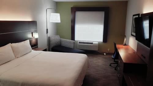 Μια τηλεόραση ή/και κέντρο ψυχαγωγίας στο Holiday Inn Express Hotel and Suites Weslaco by IHG
