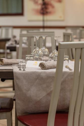 a table with napkins and wine glasses on top of it at Hotel Miletto in San Massimo