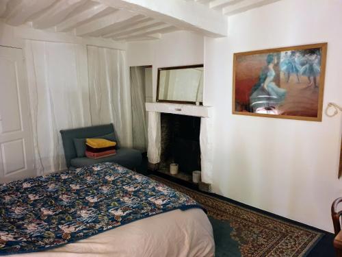 - une chambre avec un lit et une peinture murale dans l'établissement Maison hypercentre Rouen tout confort, à Rouen