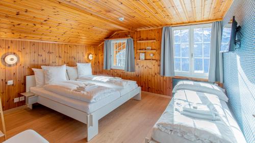 Postel nebo postele na pokoji v ubytování Gasthaus Brünig Kulm