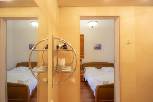 um quarto com duas camas e um espelho em Затишна квартира біля Майдану Незалежності em Kiev
