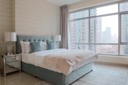 Foto da galeria de Nasma Luxury Stays - Pastel-Colored Apt With Jaw-Dropping Marina Views em Dubai