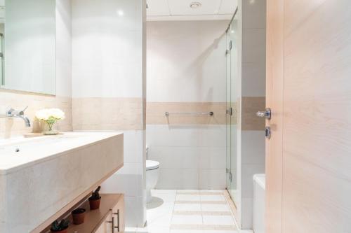Ein Badezimmer in der Unterkunft Nasma Luxury Stays - Pastel-Colored Apt With Jaw-Dropping Marina Views