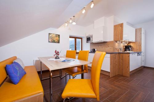 eine Küche und ein Esszimmer mit einem Tisch und Stühlen in der Unterkunft Alpenapart Marina in Nauders