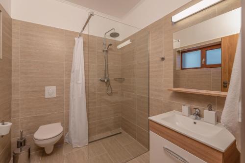Koupelna v ubytování Hídfő Apartman-Nyugalom Szigetei
