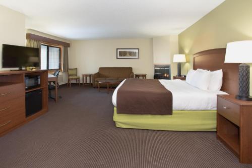 Ліжко або ліжка в номері Cobblestone Hotel & Suites - Wisconsin Rapids