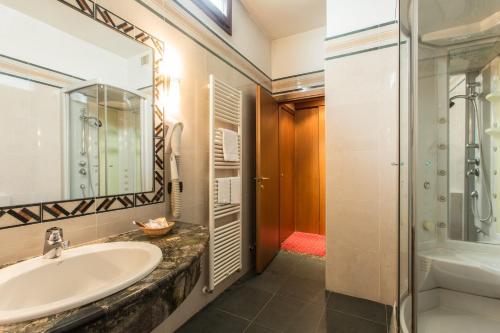 a bathroom with a sink and a shower at Airport Hotel Malpensa in Lonate Pozzolo