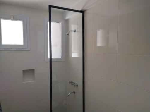 eine Dusche mit Glastür im Badezimmer in der Unterkunft CASA MARGARITA 2Piso Mono Naranja in San Salvador de Jujuy
