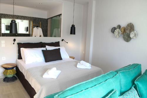Ein Bett oder Betten in einem Zimmer der Unterkunft Ermou w Jacuzzi Acropolis View Monastiraki