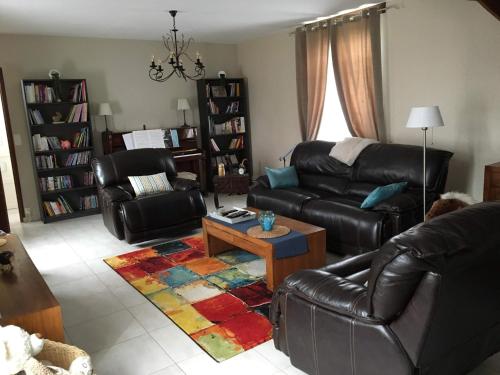 sala de estar con sofá y mesa de centro en Détente en Normandie en Damville