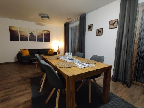 a living room with a wooden table and chairs at Ferienwohnung Ponlach in Tittmoning