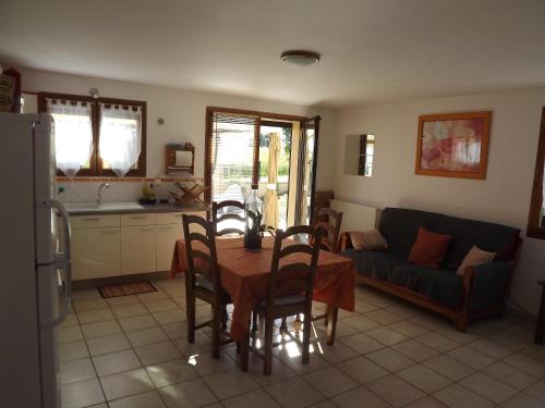 une cuisine et un salon avec une table et des chaises dans l'établissement Gite La Baraque, à Najac