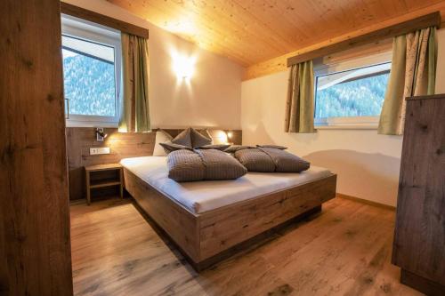 En eller flere senge i et værelse på Ferienhaus Gipfelblick