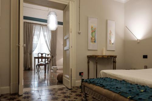 1 dormitorio con 1 cama, 1 mesa y 1 silla en B&B SEKELES Suites and Spa en Catania