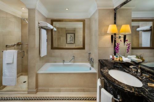 Koupelna v ubytování InterContinental Phoenicia Beirut by IHG