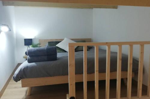 una camera con letto e struttura in legno di Escapades Douaisiennes a Douai