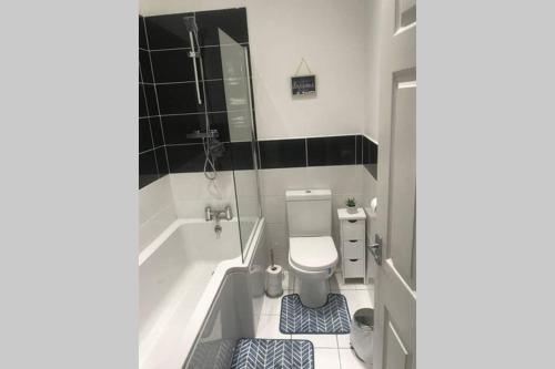 Phòng tắm tại Blyth Town Centre 2 Bed Comfortable Apartment