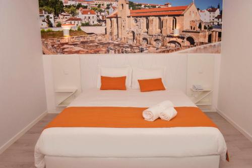 Un pat sau paturi într-o cameră la THE FOZ Beach Hotel