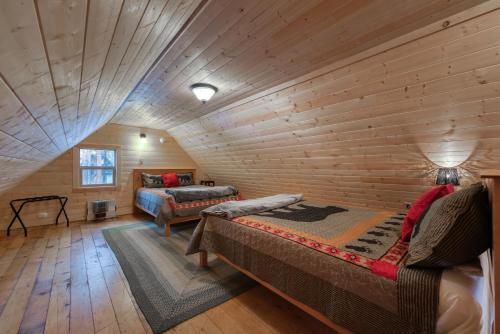 1 dormitorio con 2 camas en una cabaña de madera en Elevation Station en Shaver Lake