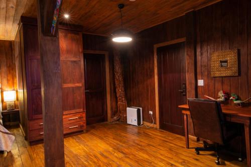 an empty room with a desk and a computer in it at Lucero Golf and Country Club Tree Houses in Boquete